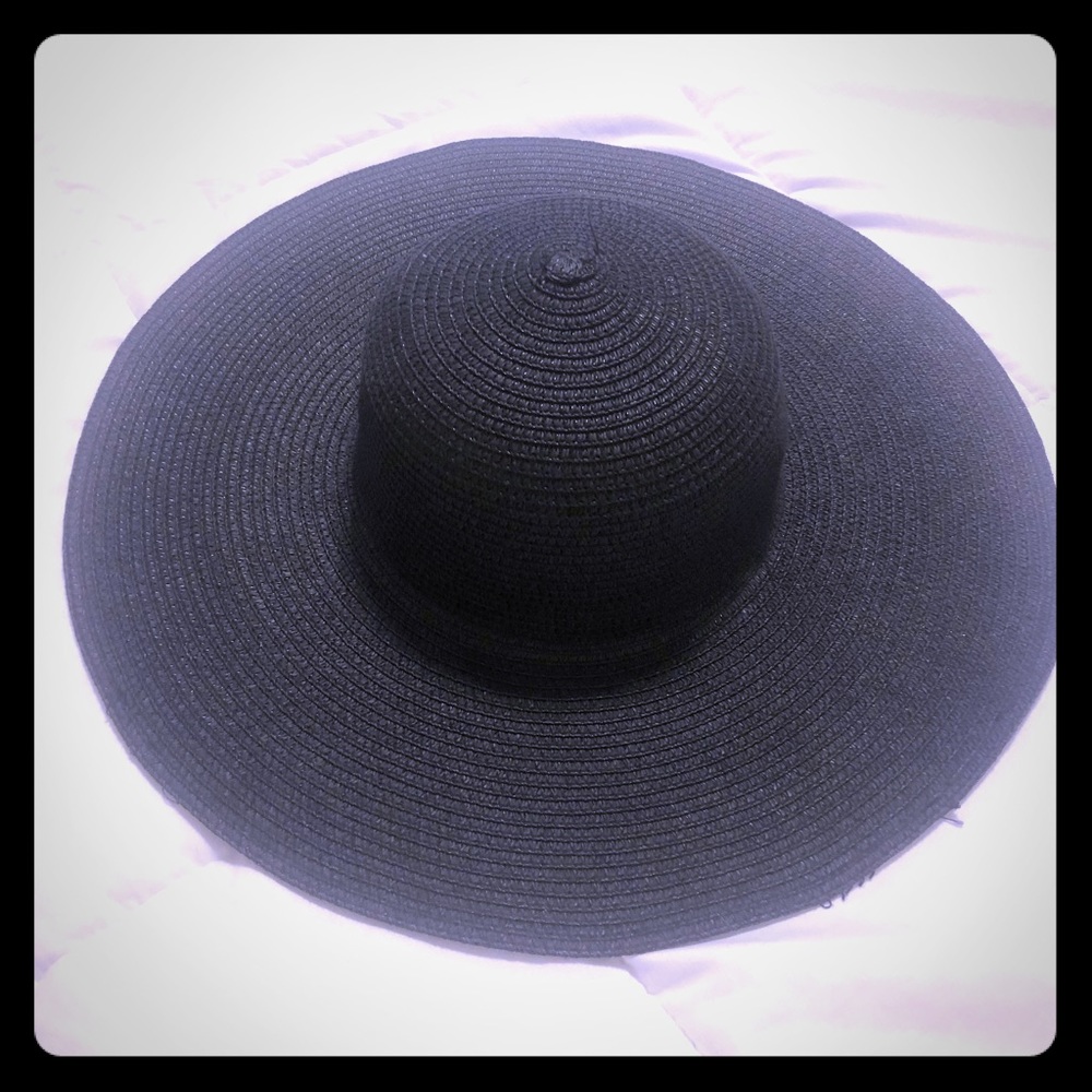 Black floppy straw beach hat